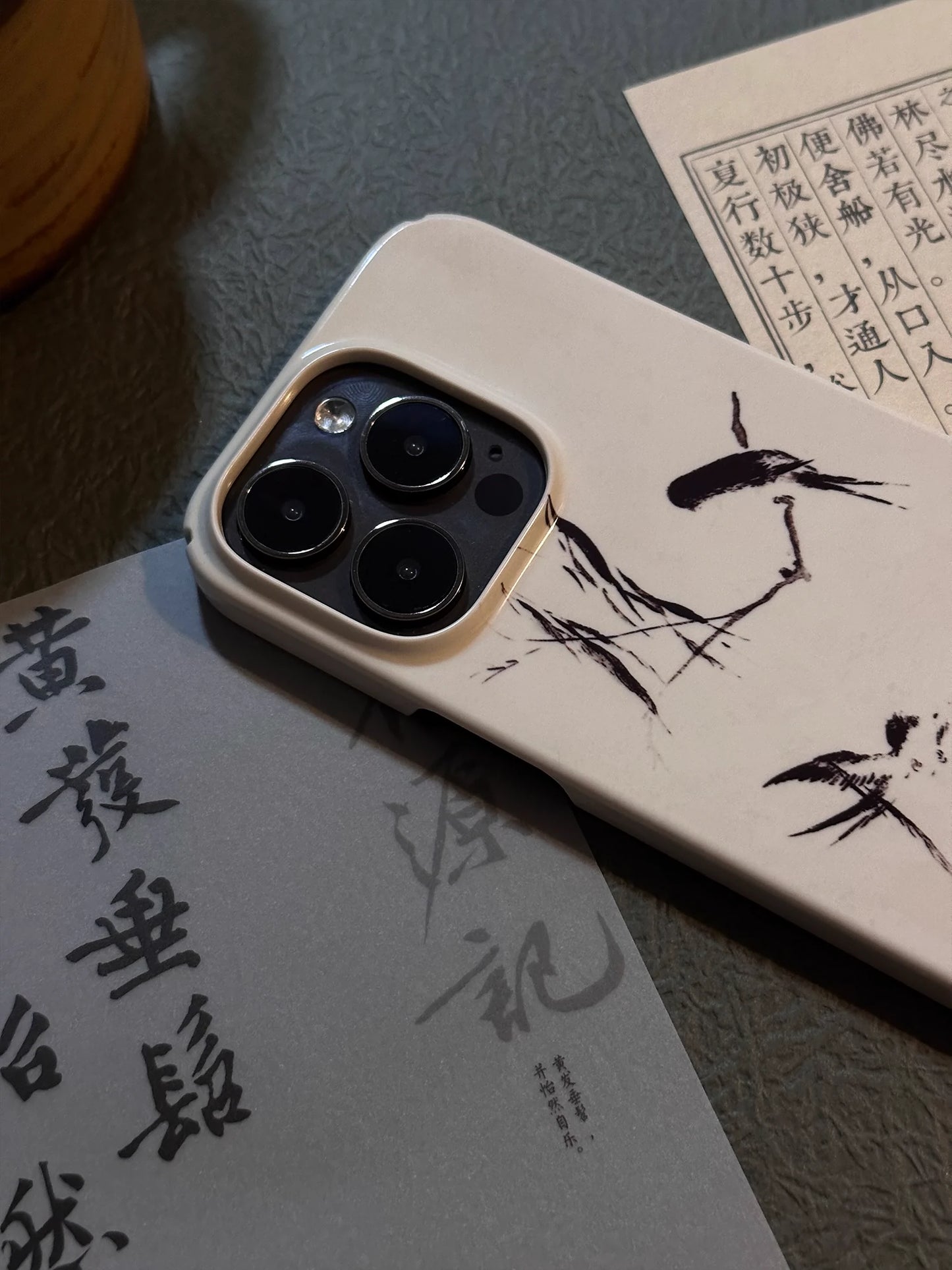 Night Studio Swallow Pattern Phone Case