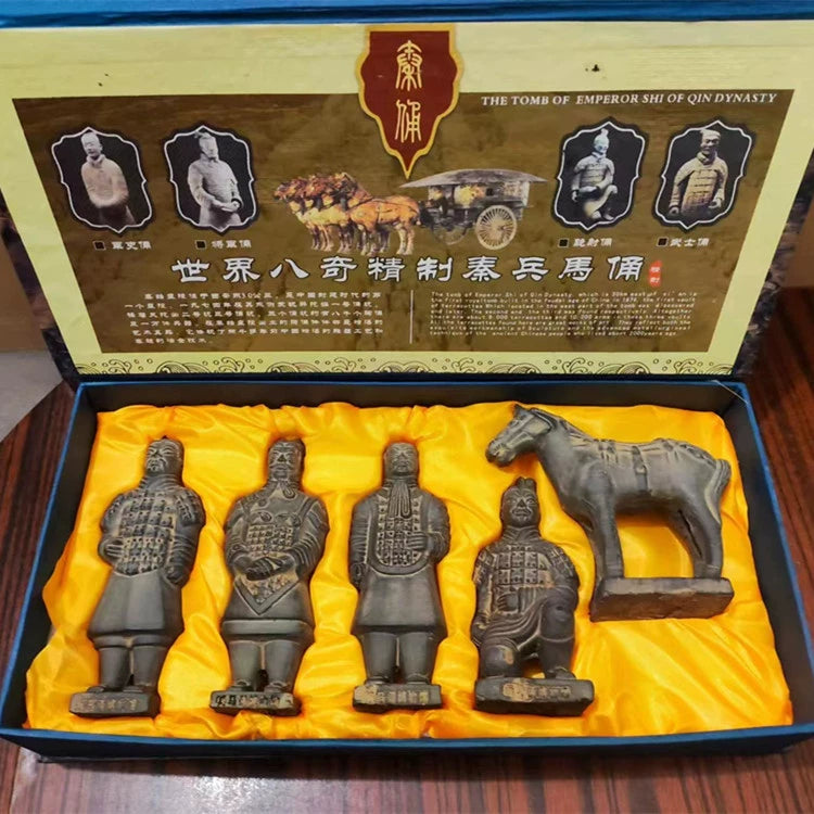 Soldiers, figurines, and pieces of Xi'an Travel, Nian, and Western characteristic handicrafts are sent out to foreigners