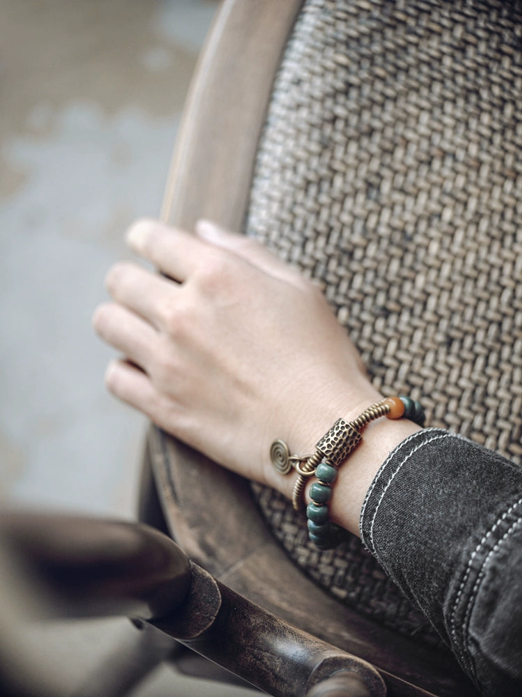 The ancient ethnic group has a black-colored leather bodhi root hand, a female, a black-colored sexual text, and a black bracelet.