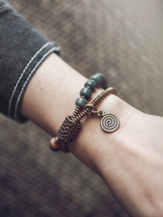 The ancient ethnic group has a black-colored leather bodhi root hand, a female, a black-colored sexual text, and a black bracelet.